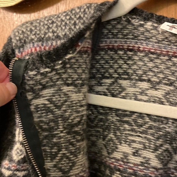 Elegant Gray and White Snowflake Zip Cardigan - Picture 5 of 5